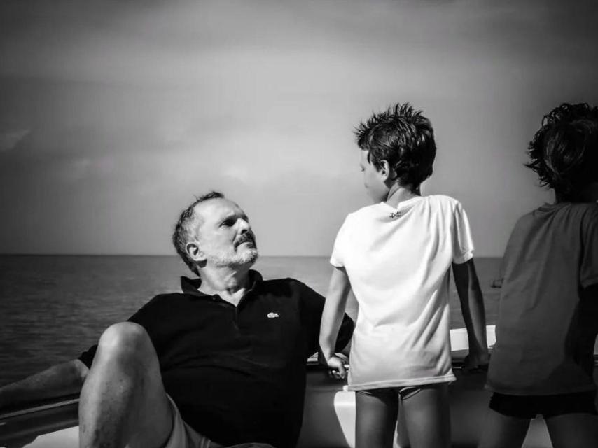 Miguel Bosé junto a Tadeo y Diego.