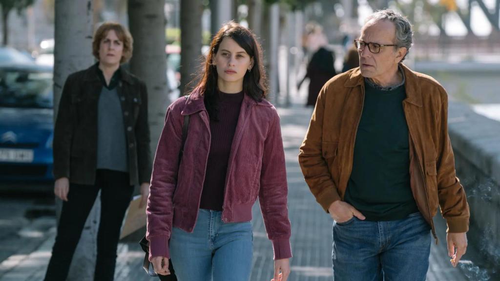Milena Smit y José Coronado en la serie 'La chica de nieve'