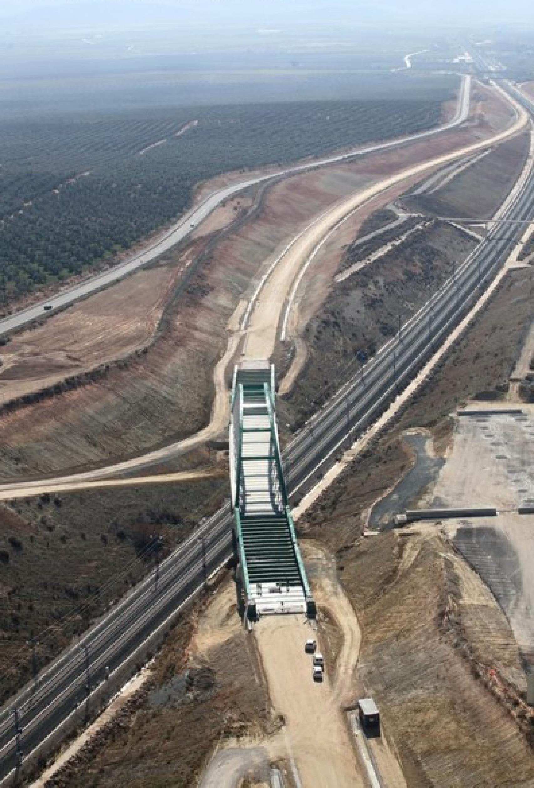 Otra perspectiva de los trabajos realizados en el Eje Ferroviario Transversal.