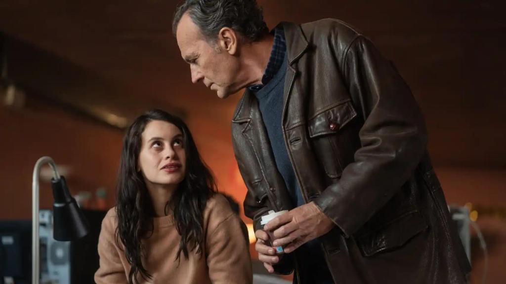 Milena Smit y José Coronado en la serie 'La chica de nieve'.