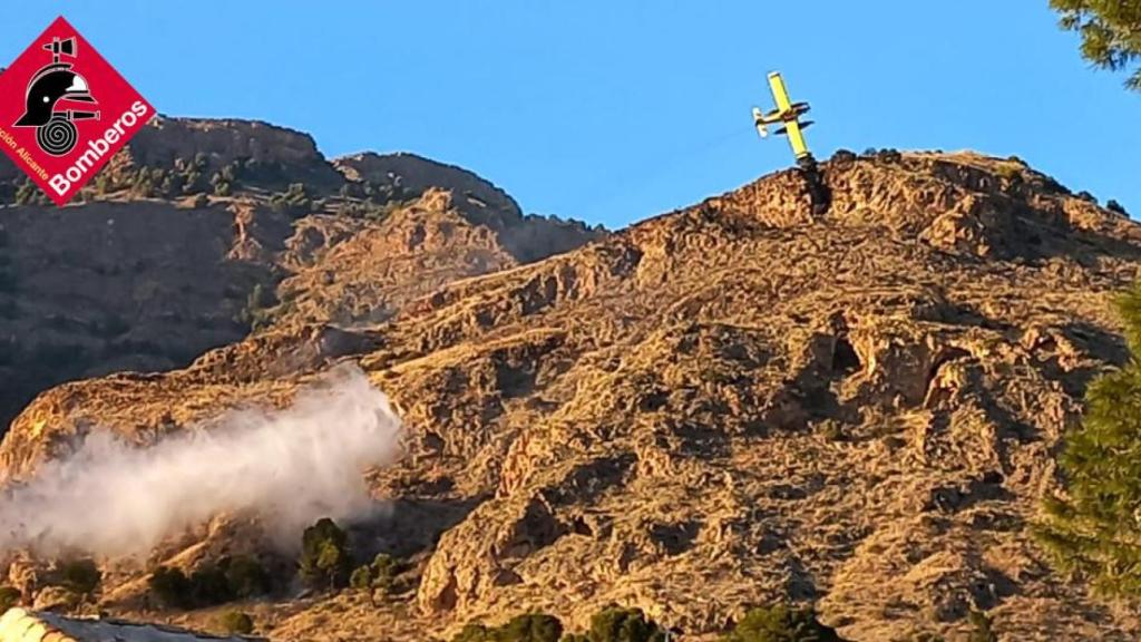 Los bomberos intervienen en un incendio en la Aparecida en Orihuela (Alicante).