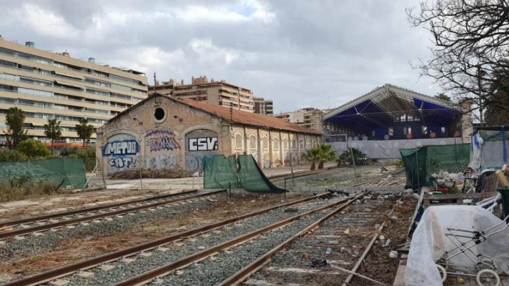 Playa de vías de Adif junto a Casa Mediterráneo en Alicante.