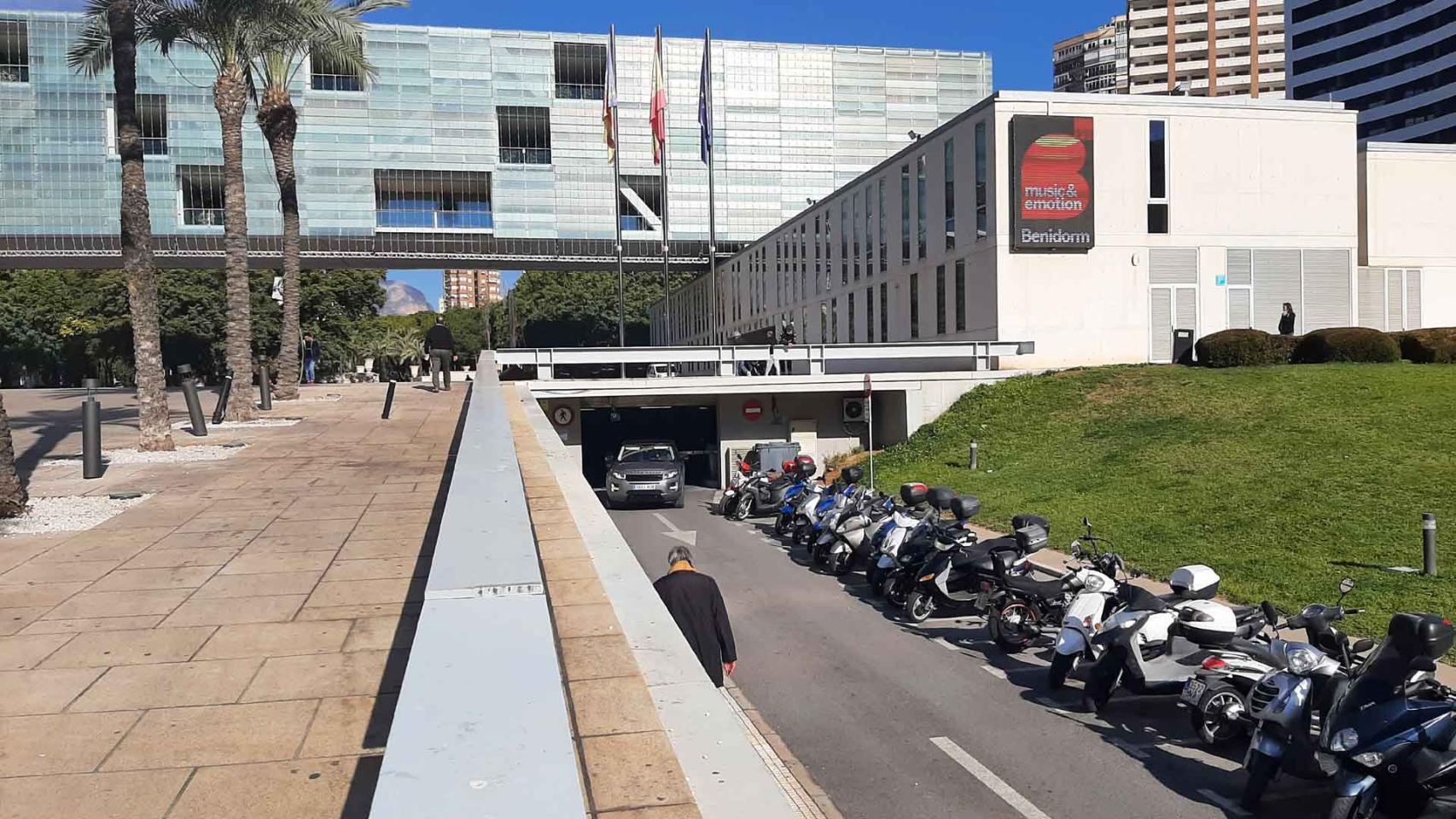 Salida del párking de l'Aigüera, cuya gestión asume el Ayuntamiento de Benidorm.