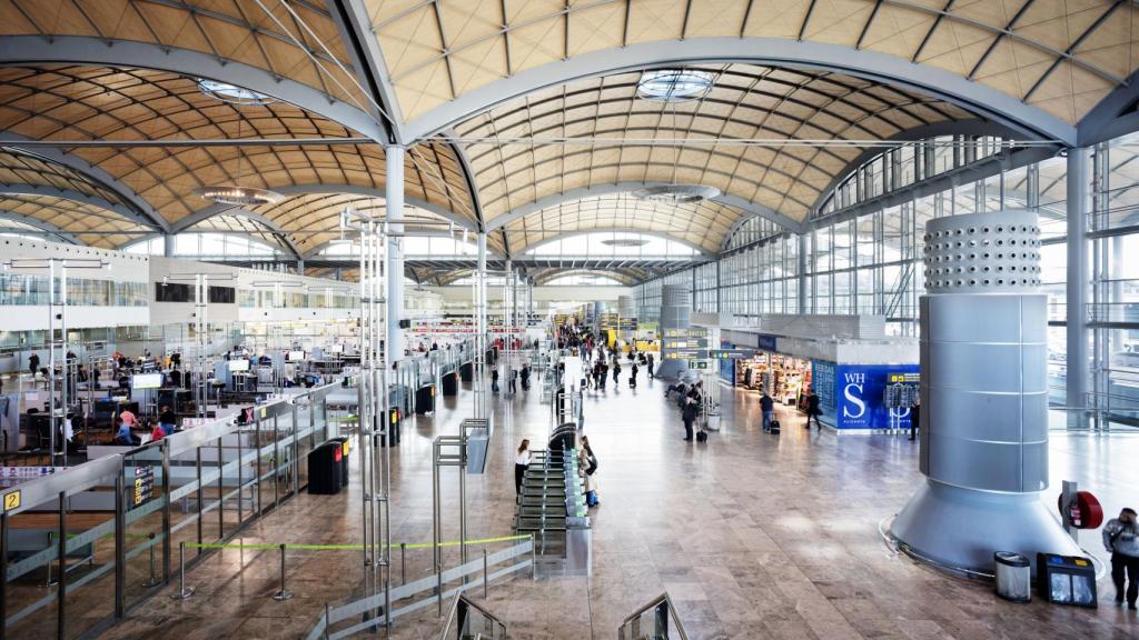 Interior del aeropuerto alicantino de El Altet, en imagen de archivo.