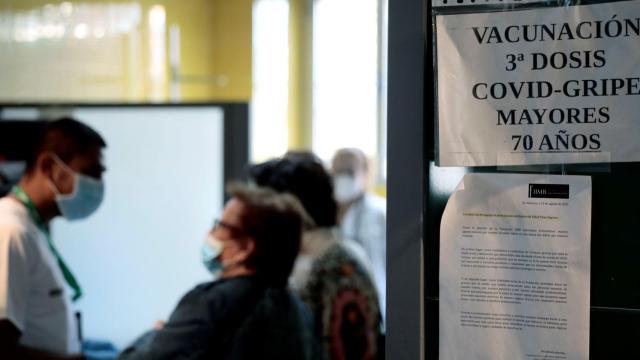 Un centro de salud inoculando la vacuna contra la gripe, en imagen de archivo.