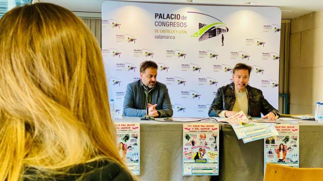 El concejal de Turismo, Fernando Castaño, y Víctor Samarkanda, presentador y organizador del evento, presentan la décimo cuarta edición de la gala