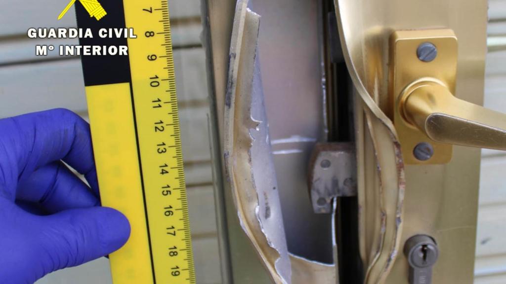 Cerradura forzada de una de las viviendas asaltadas por la organización