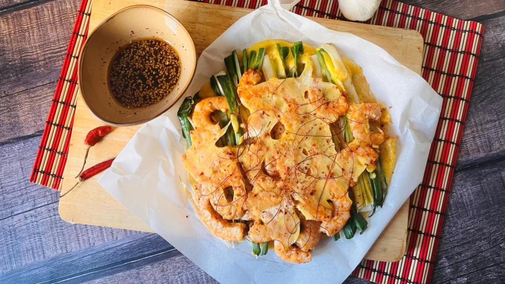 Crepe de langostinos y calçots, una receta coreana de haemul pa-jeon