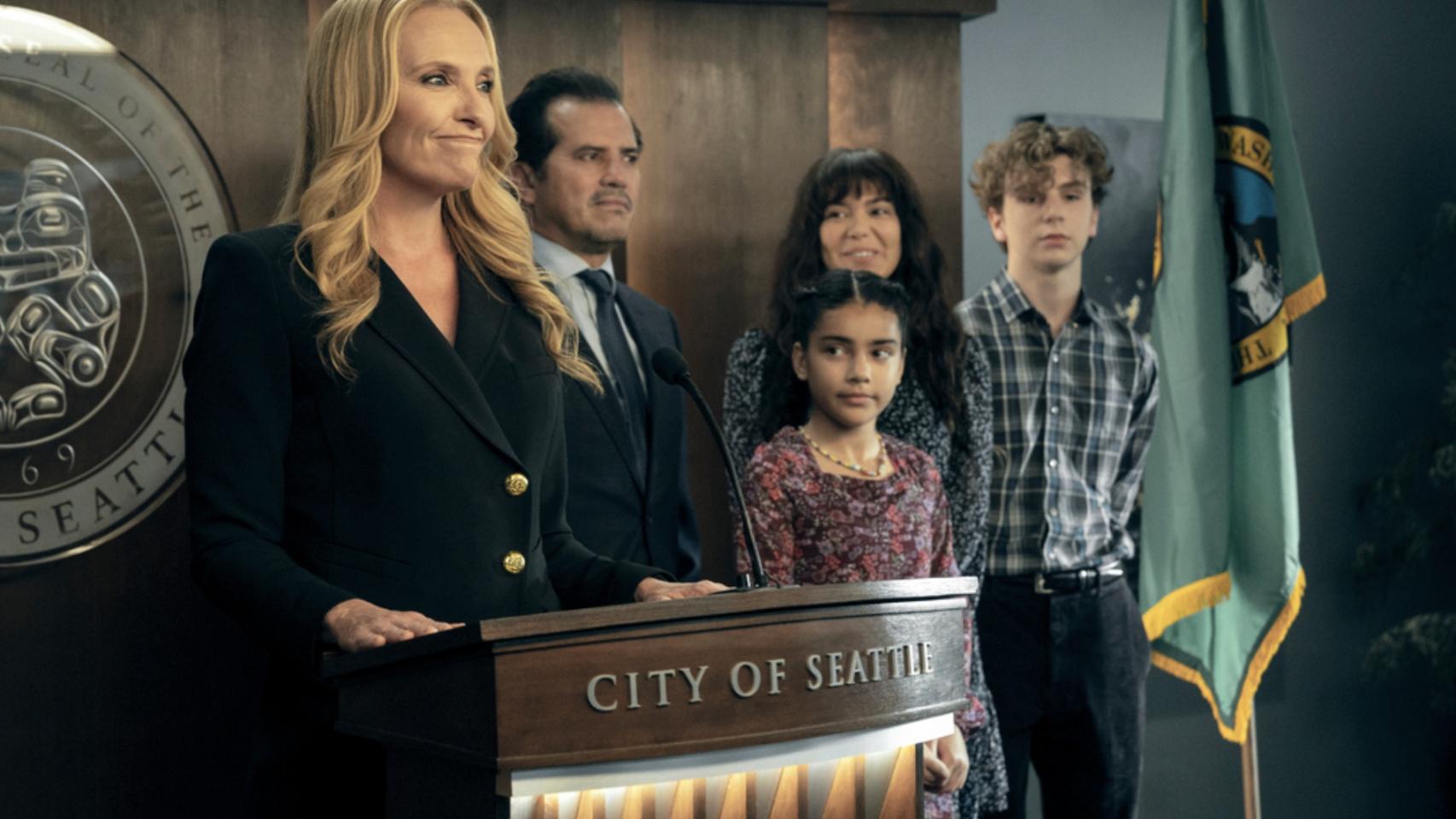 Toni Collette y John Leguizamo en 'El Poder'