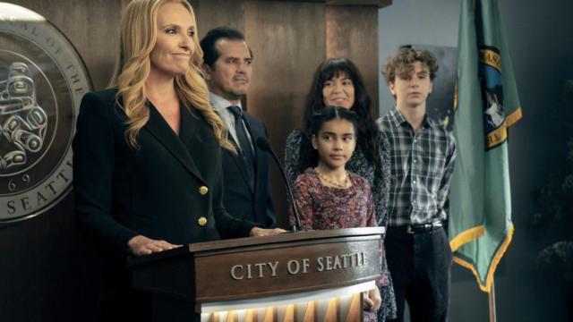 Toni Collette y John Leguizamo en 'El Poder'