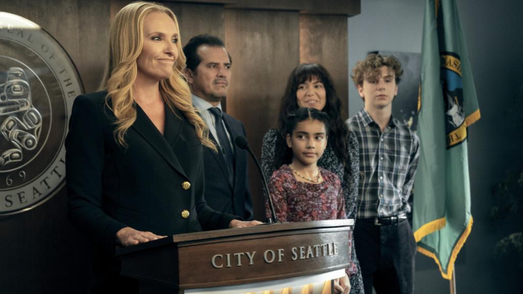 Toni Collette y John Leguizamo en 'El Poder'