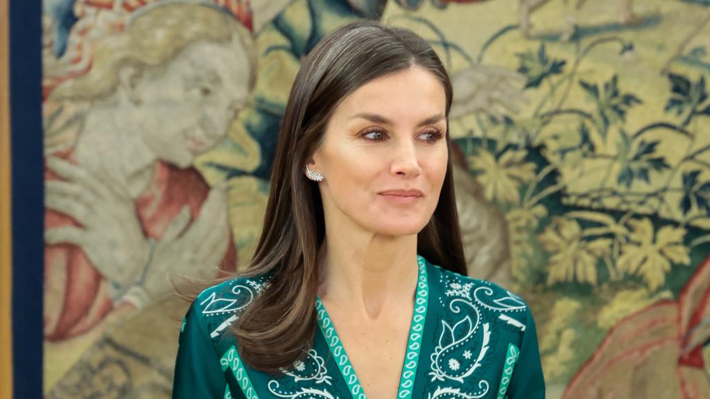 Letizia ha llevado los pendientes 'Plume' de Chanel.