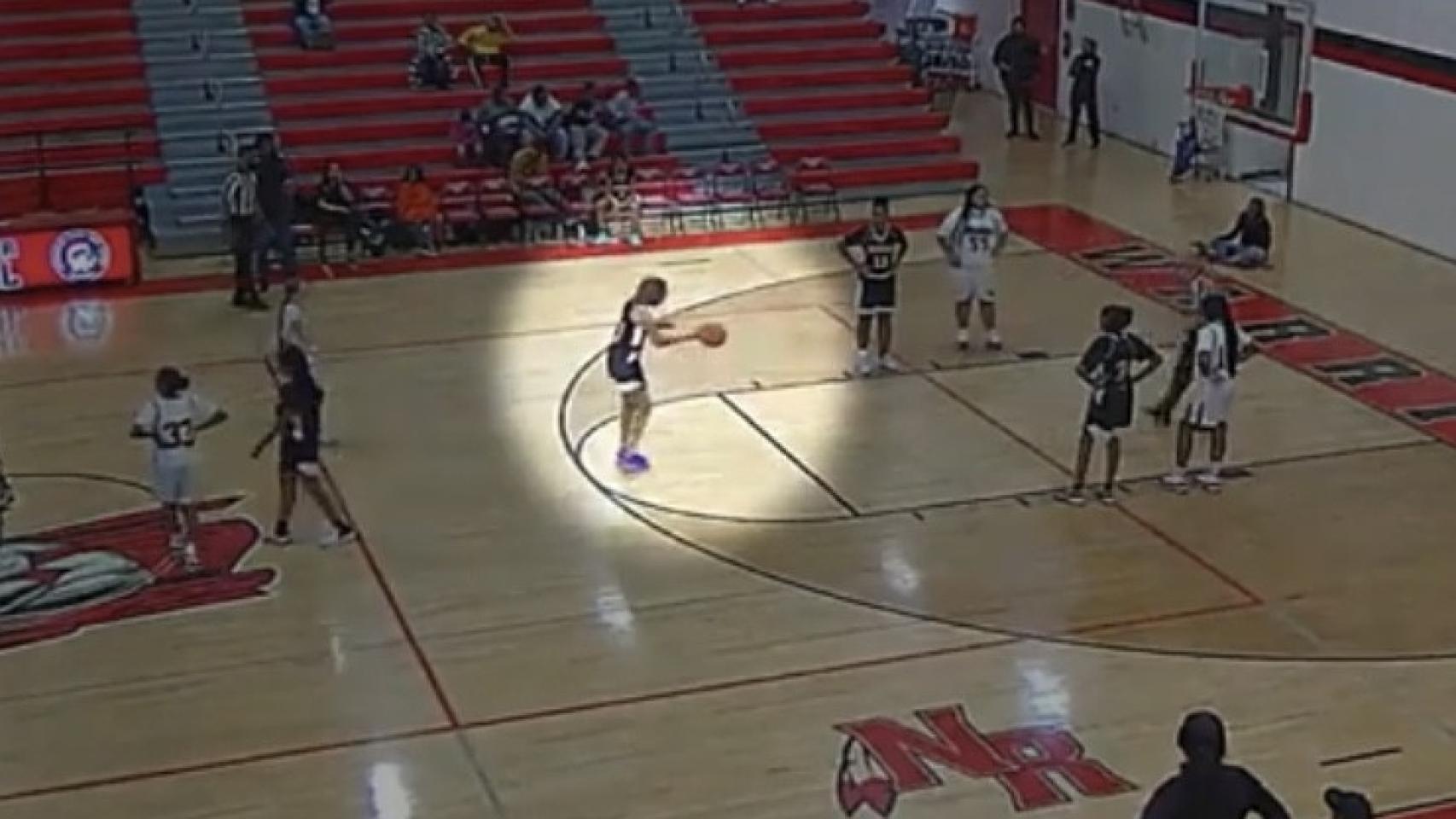 Una entrenadora jugando en un torneo de baloncesto de niñas en Estados Unidos