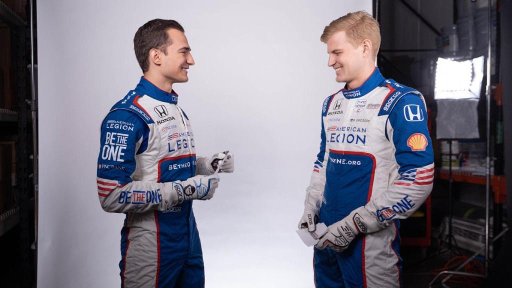 Alex Palou y Marcus Ericsson en una sesión de fotos