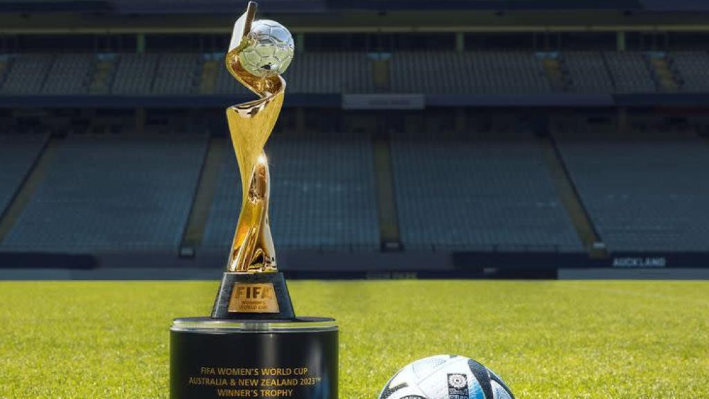 Trofeo y balón del Mundial femenino de Australia y Nueva Zelanda 2023