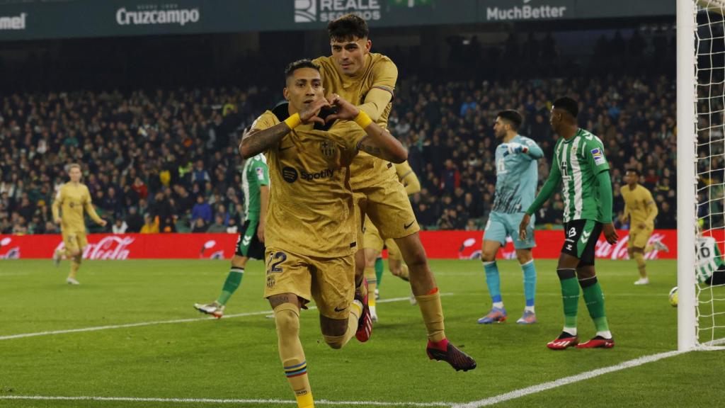 Raphinha y Pedri, celebrando el gol del brasileño para el Barça ante el Betis