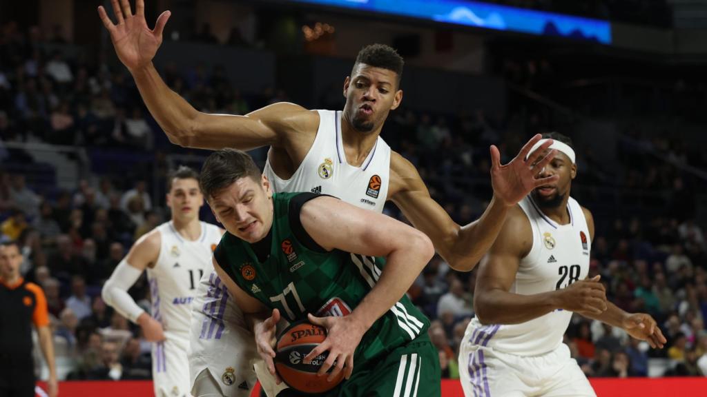 Tavares defiende a un jugador del Panathinaikos en la Euroliga.