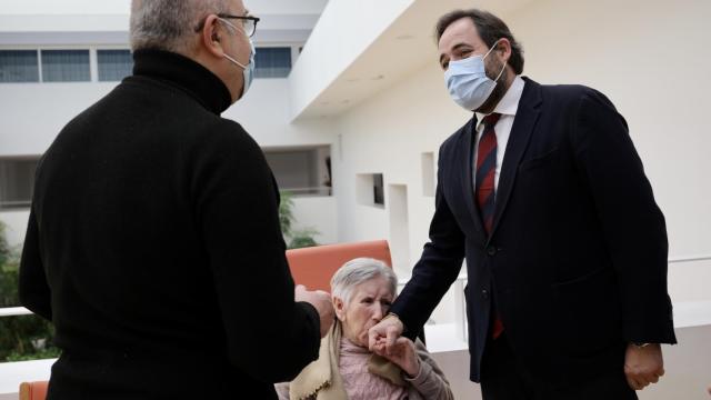 Una mujer besa la mano de Paco Núñez en Alcázar de San Juan.
