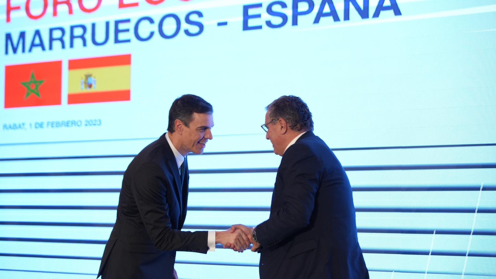 El presidente de Gobierno, Pedro Sánchez (i), y el primer ministro marroquí, Aziz Akhannouc (d).