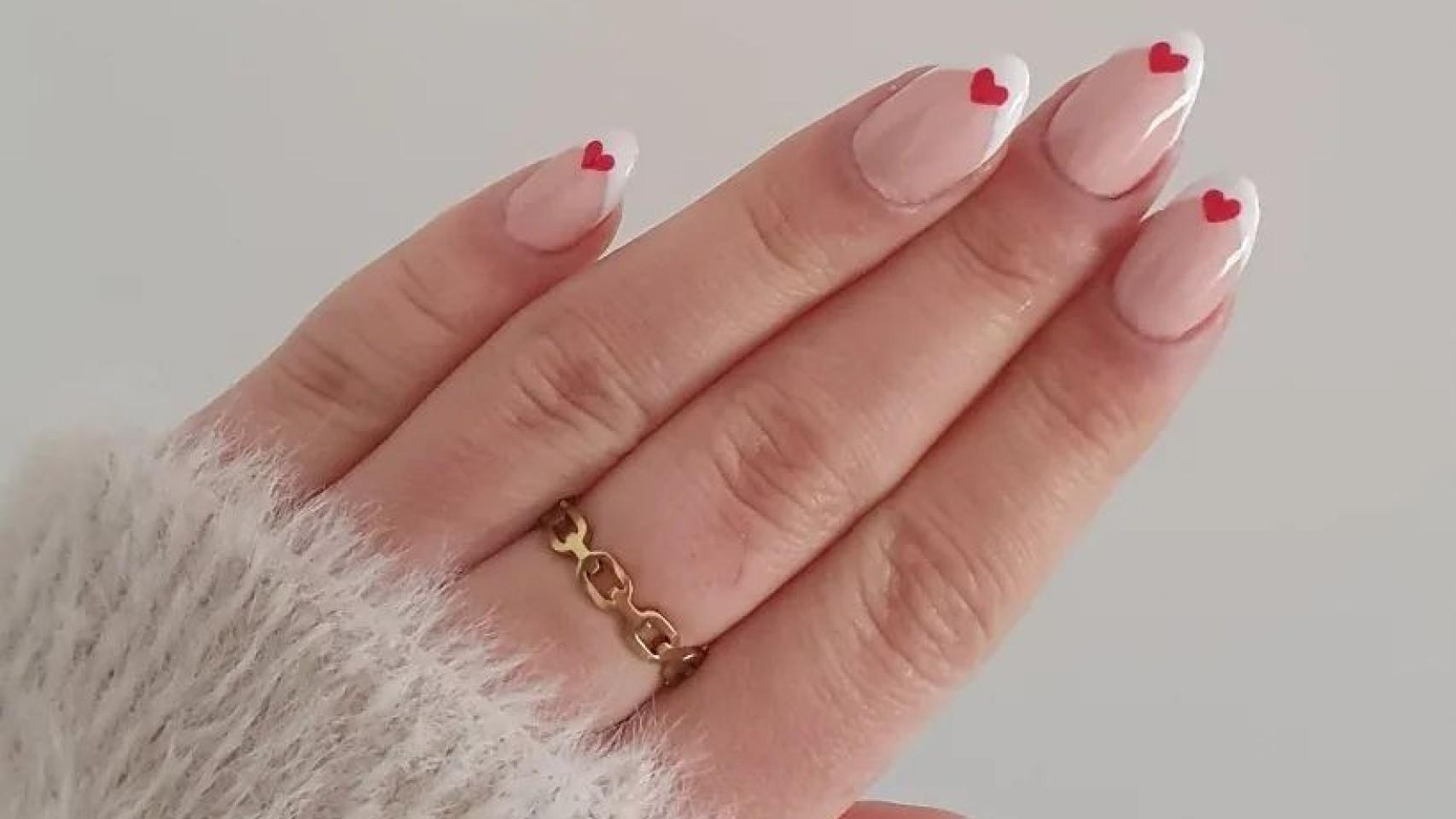 Detalle de una manicura inspirada en San Valentín.
