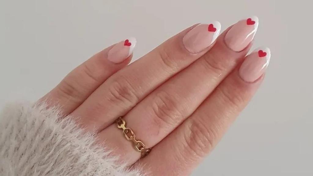 Detalle de una manicura inspirada en San Valentín.