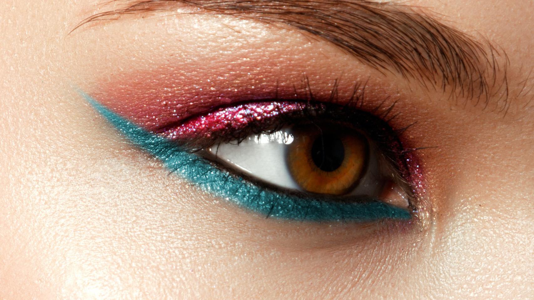 Detalle de un ojo maquillado.