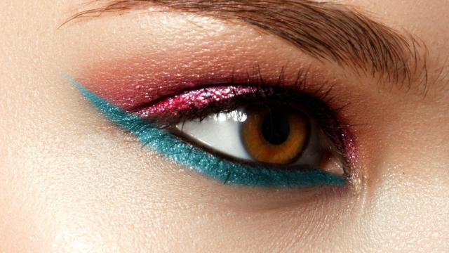 Detalle de un ojo maquillado.