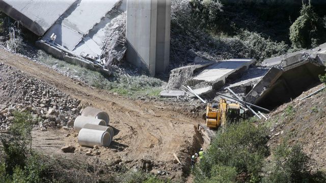 Grúas trabajan en el desmontaje de las pilas 1 y 2 del viaducto en septiembre.