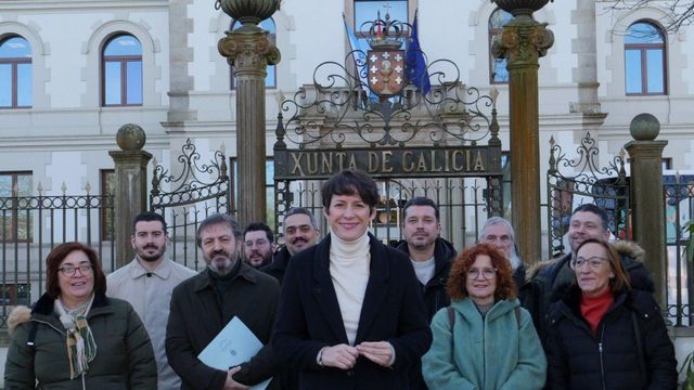 La líder del BNG, Ana Pontón, junto a miembros del grupo parlamentario en la sede de la Xunta.