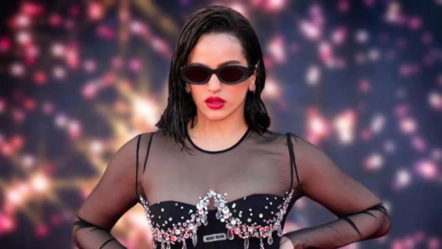 Rosalía en la alfombra roja de los Grammy Latinos 2022.