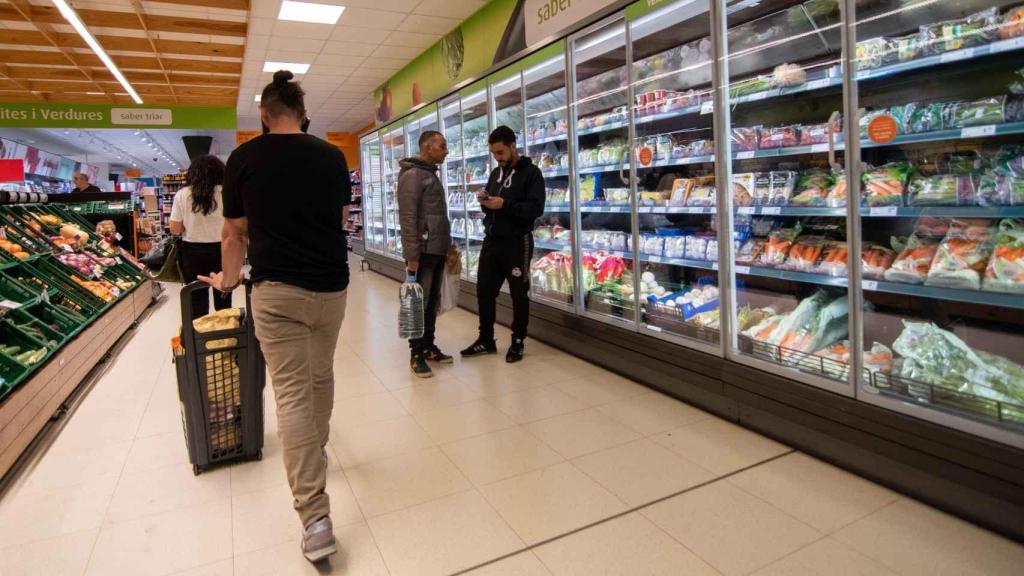 Personas comprando en un supermercado en una imagen de archivo.