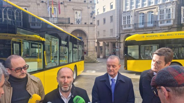 Jácome durante la presentación de la flota de autobuses eléctricos.