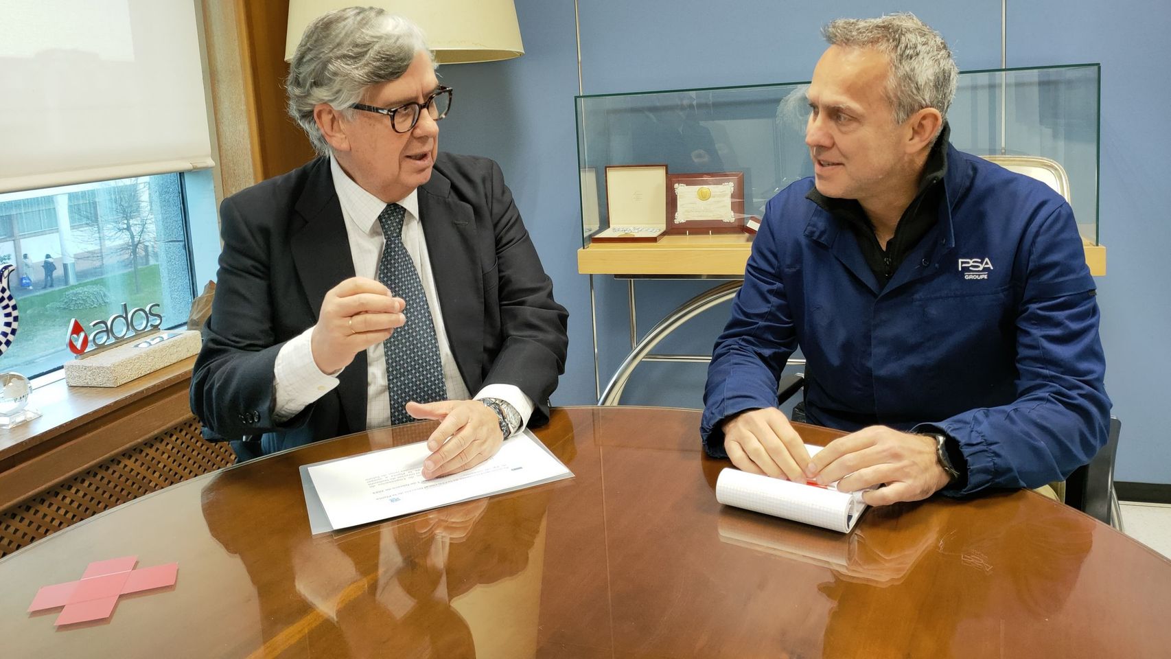 El presidente de la Confederación de Empresarios de Galicia (CEG), Juan Vieites, con el director de Stellantis Vigo, Ignacio Bueno.