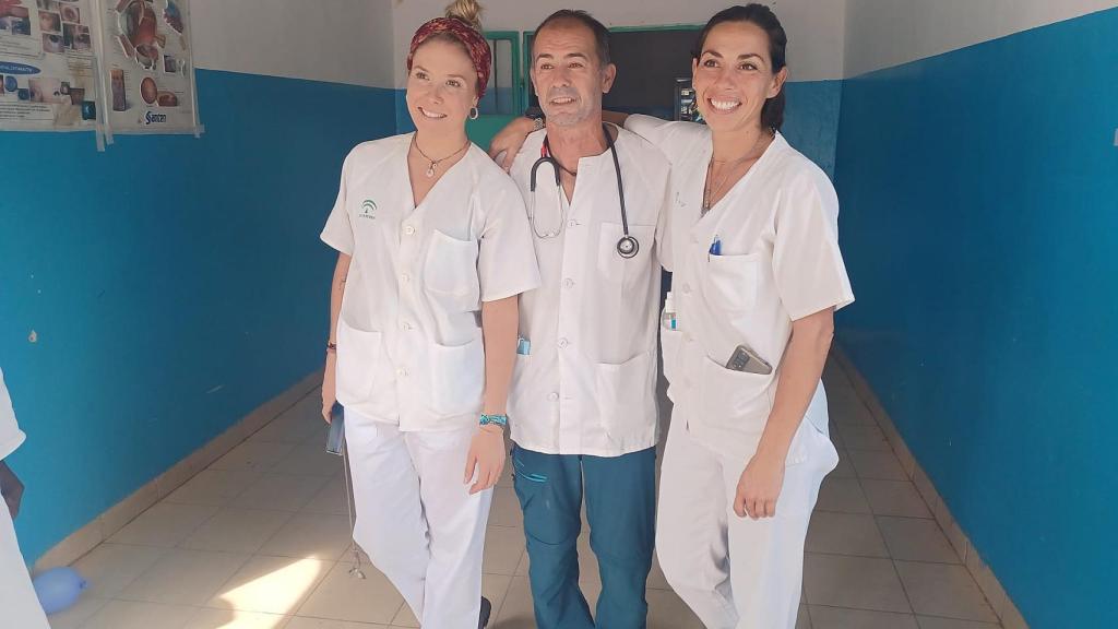 Óscar junto a compañeras de profesión