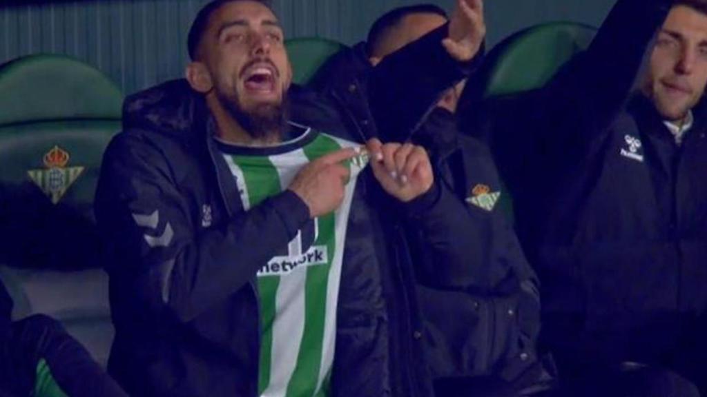 La queja de Borja Iglesias en eel banquillo durante el Betis - Barcelona