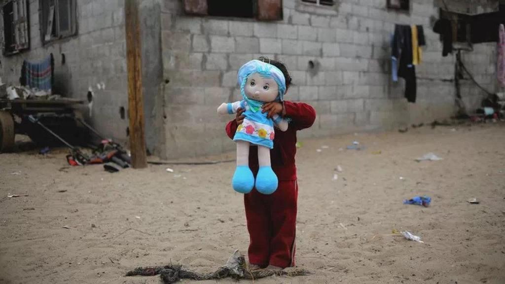 Un niño en una zona de chabolas, en imagen de archivo.
