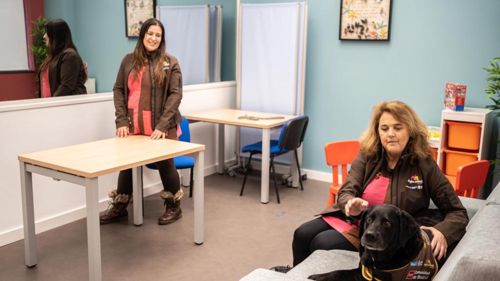 Saskia, Vanesa y Eika en el interior de la sala donde comparecen los menores de edad.