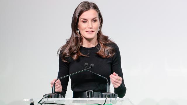 La reina Letizia pronunciando un discurso contra el cáncer en Madrid.