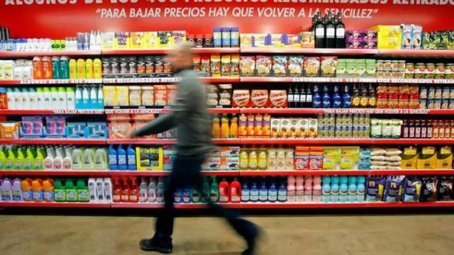 Una persona en un supermercado.