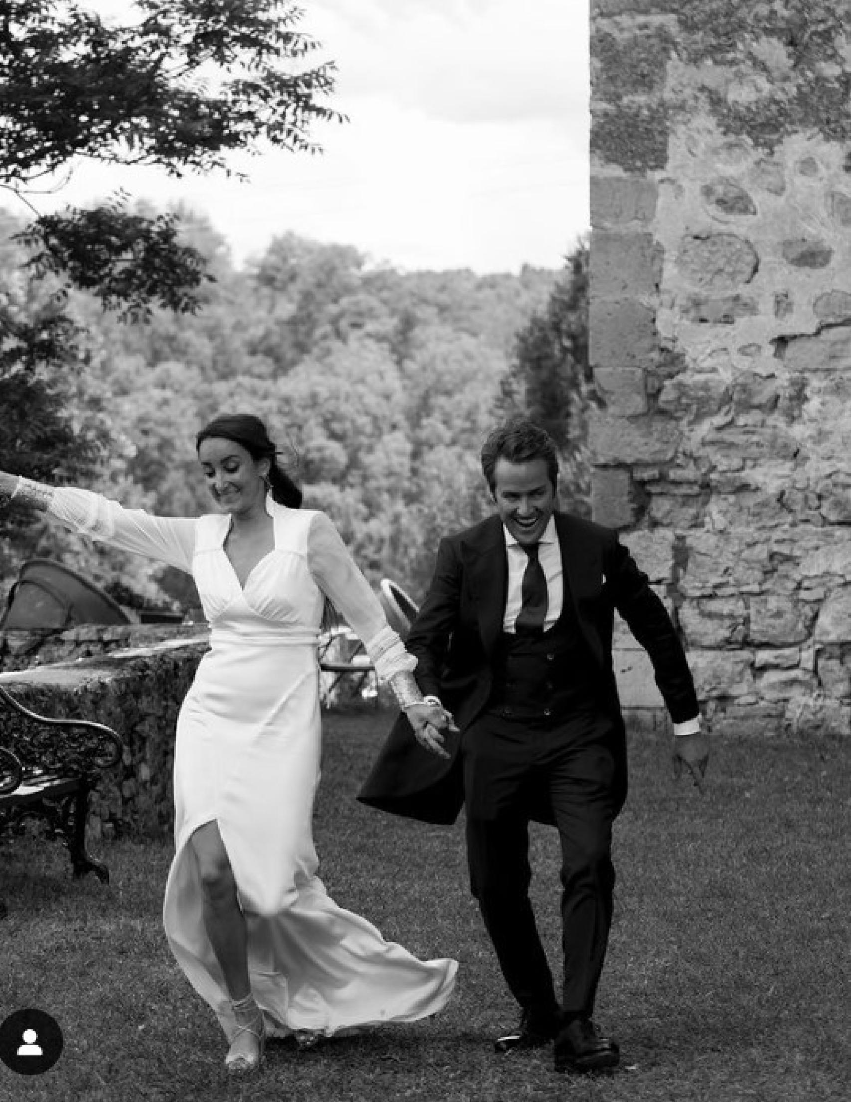 Lucia Pombo y Álvaro López Huerta celebrando su boda en Segovia