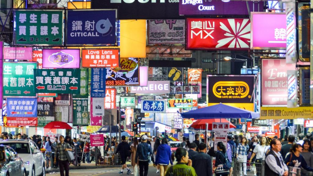 Una calle comercial del distrito de Mongkok en Hong Kong