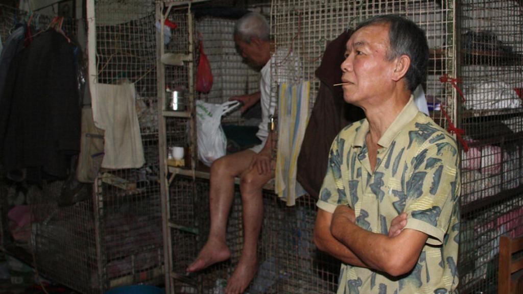 Interior de una habitación de 'casas-jaula' en Hong Kong