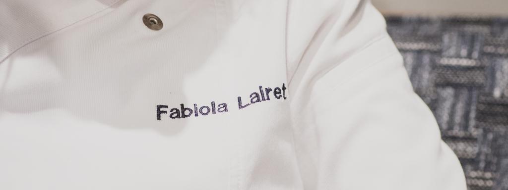 Detalle del uniforme de la primera sushi chef mujer de España.