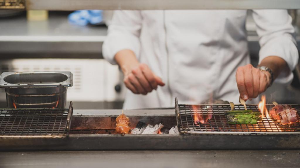 Fabiola Lairet cocinando en la Robata Madrid.