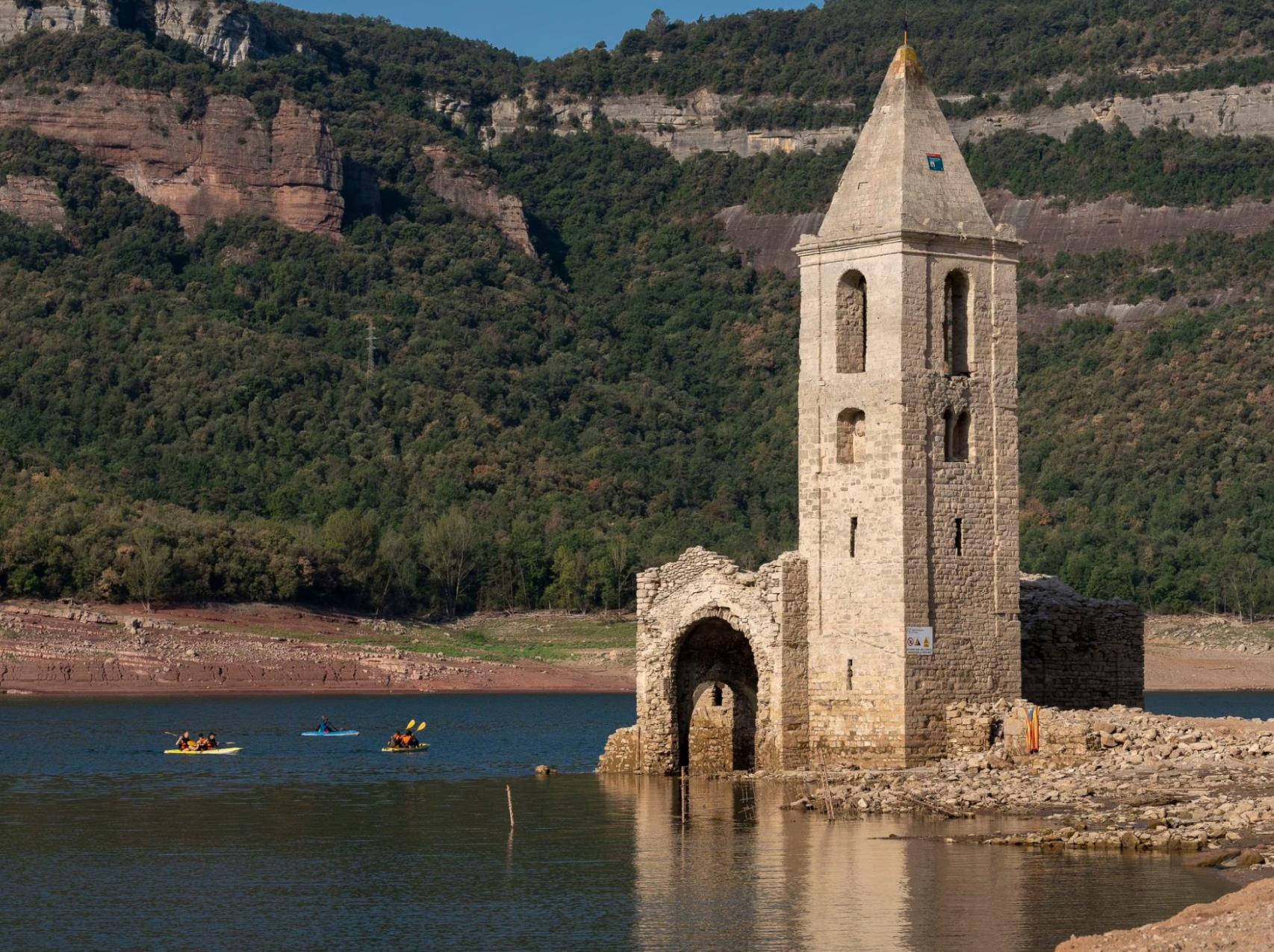 La iglesia del pantano de Sau (Barcelona) emerge tras la sequía que sufre la región.