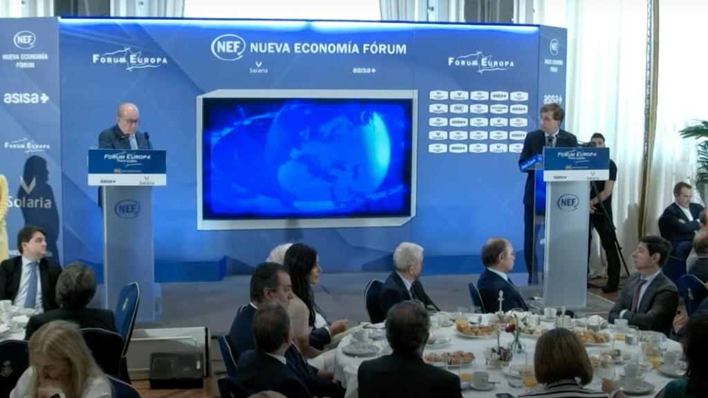 Villacís y Bendodo, tan sólo separados por una persona, escuchan la ponencia del alcalde de Madrid en el Nuevo Economía Fórum, el pasado 23 de septiembre.