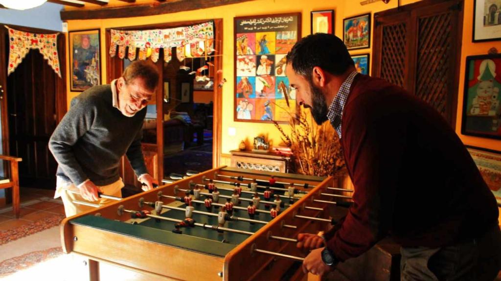 Sánchez Dragó y Abascal, jugando una partida de futbolín.