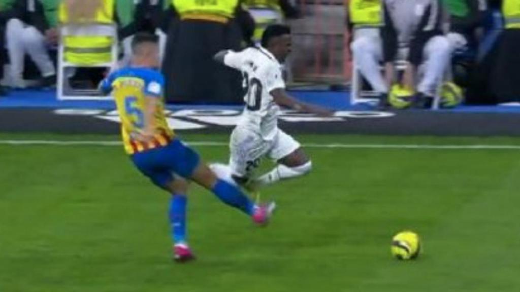 Falta de Gabriel Paulista sobre Vinicius