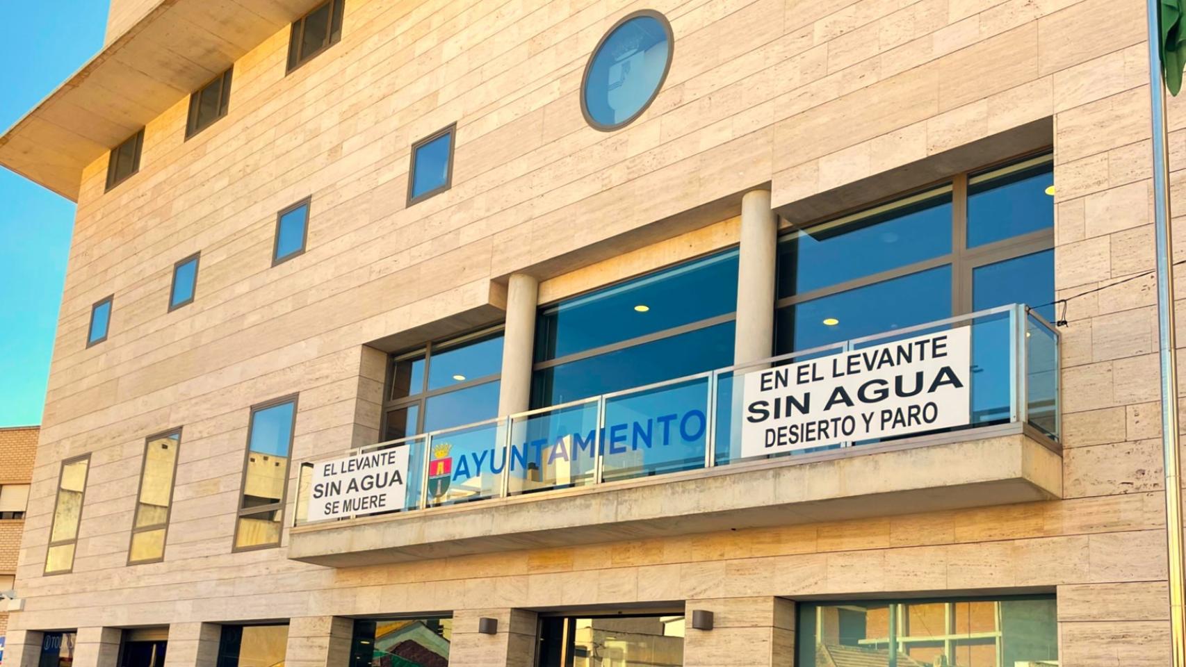 El Ayuntamiento de Pilar de la Horadada cuelga dos carteles en protesta por el recorte del trasvase.