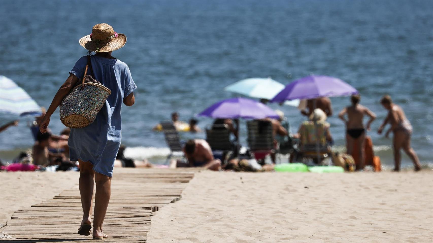 Turistas en la playa de Benidorm el pasado verano.